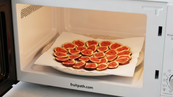 “Microwave method for drying figs quickly at home with thinly sliced figs on a single-layer plate.”